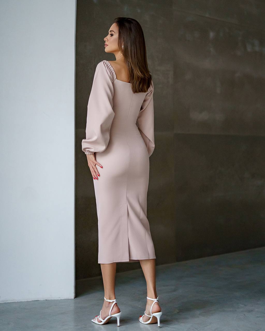 Beiges, schlichtes Midi-Bleistiftkleid