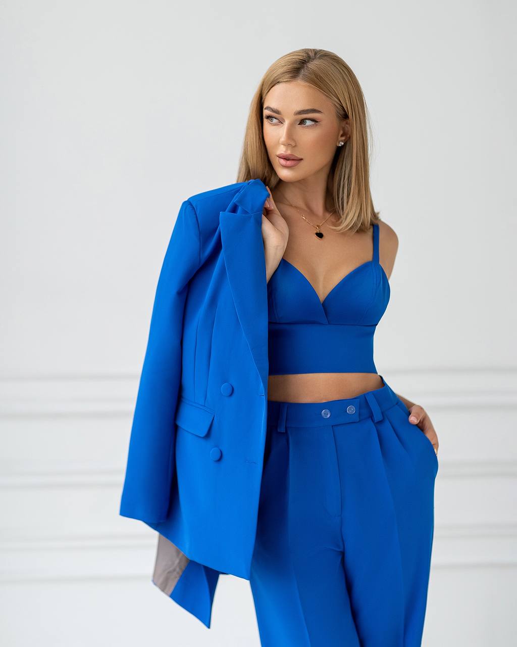 Dreiteiliger Anzug | Zweireihiger Blazer mit Hose mit weitem Bein + Oberteil