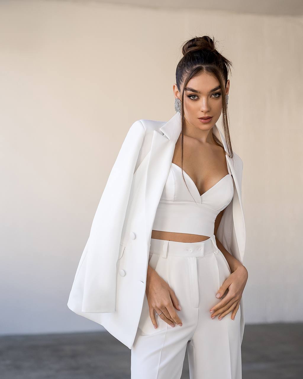 Dreiteiliger Anzug | Zweireihiger Blazer mit Hose mit weitem Bein + Oberteil