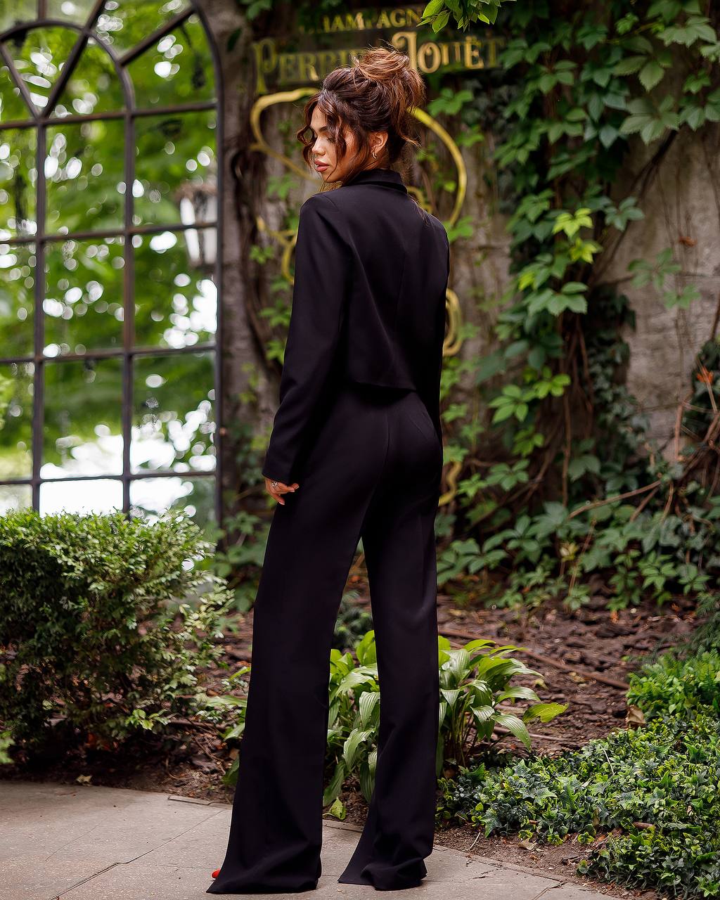 Schwarzer kurzer Blazer + Hose mit weitem Bein und Schlitz