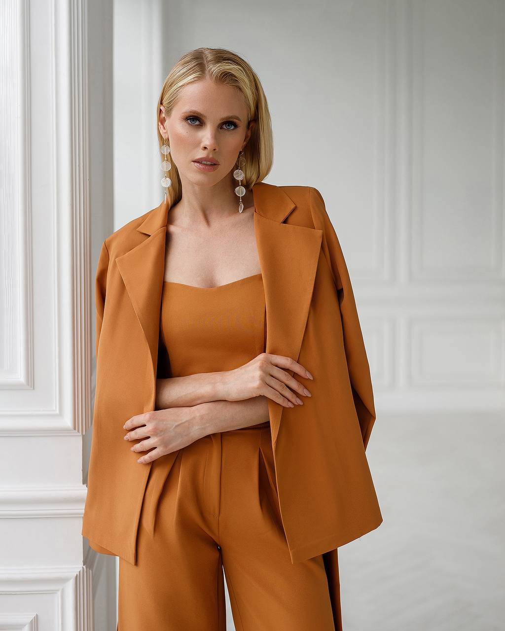Eleganter dreiteiliger Hosenanzug mit Gürtel