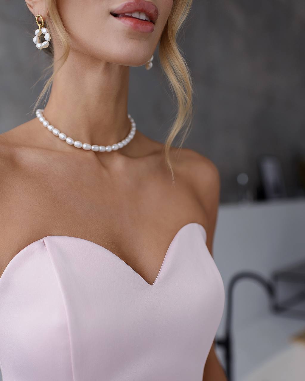Trägerloses, ärmelloses Midikleid mit Korsett