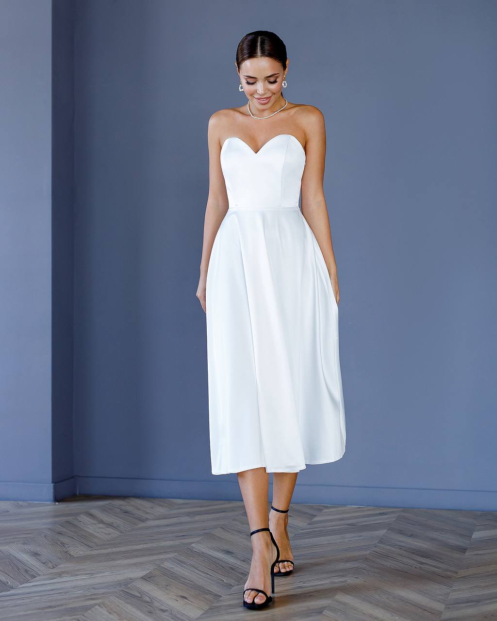 Schwarzes Midikleid mit Sweetheart-Korsett