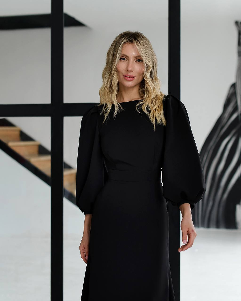 Elegantes rückenfreies Midikleid mit langen Puffärmeln