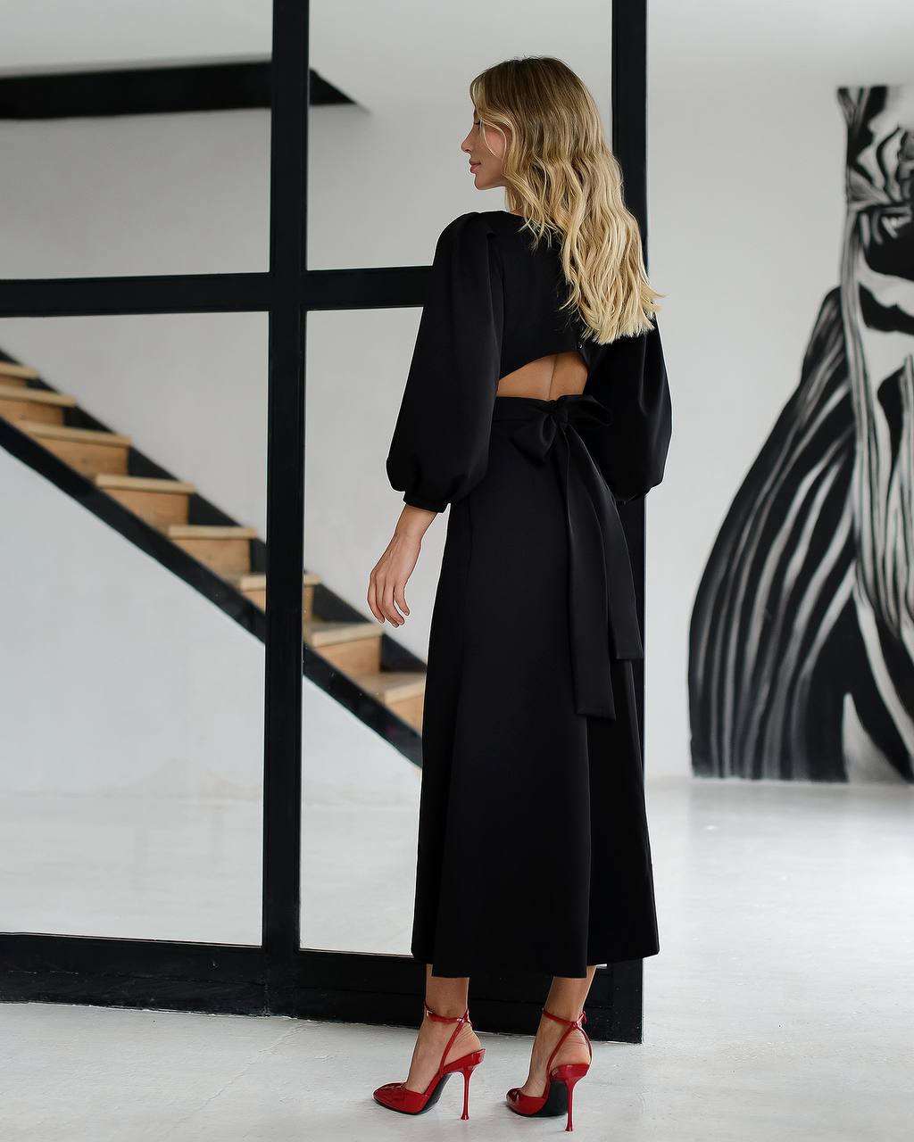 Elegantes rückenfreies Midikleid mit langen Puffärmeln