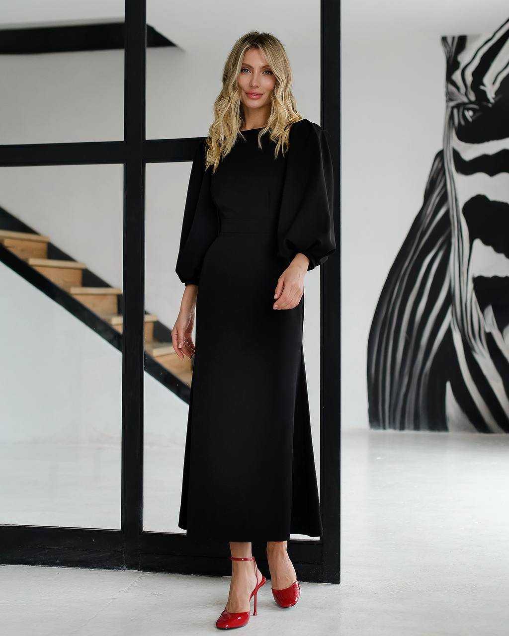 Elegantes rückenfreies Midikleid mit langen Puffärmeln