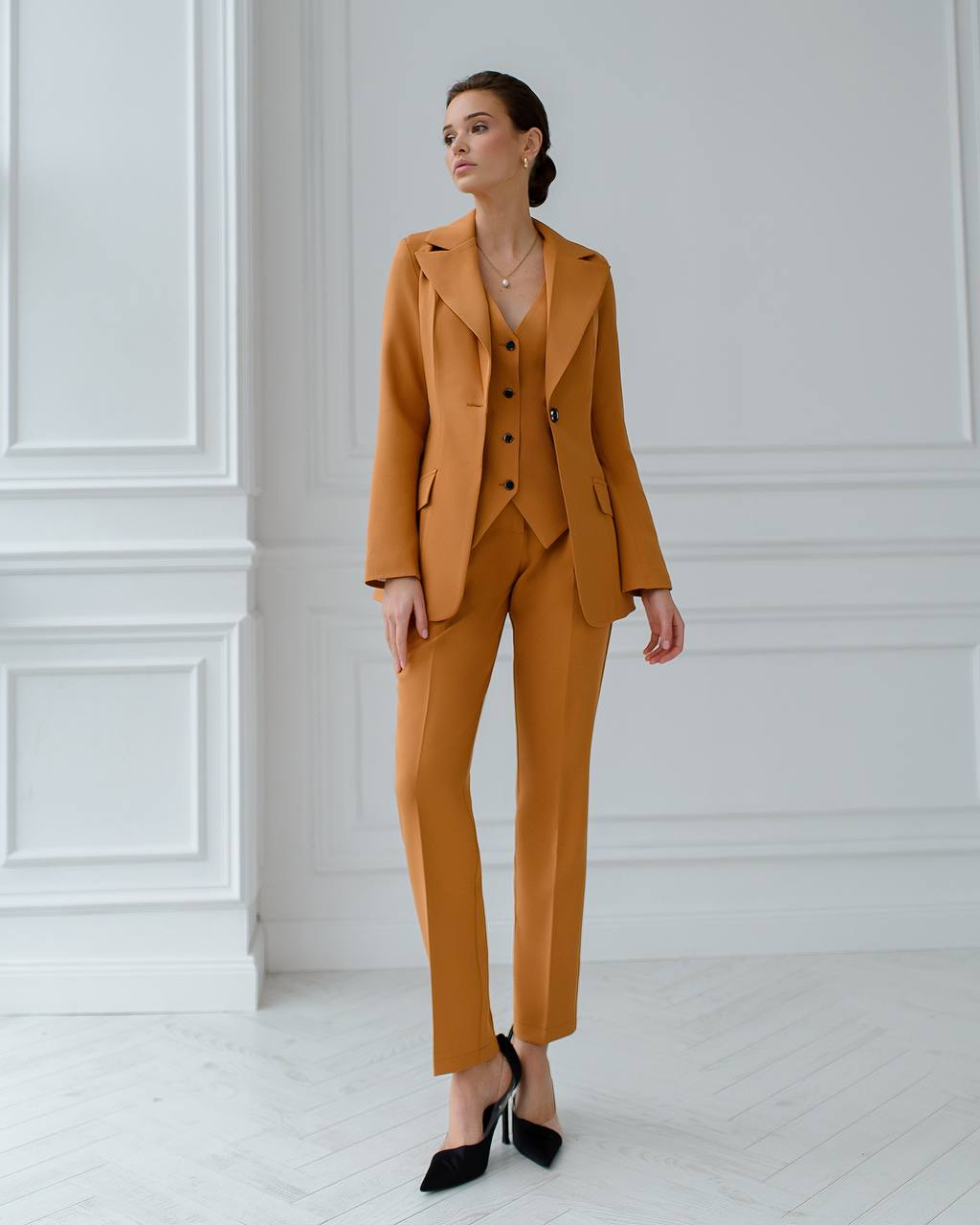 Dreiteiliger Anzug | Einreihiger Blazer + Oberteil + Hose