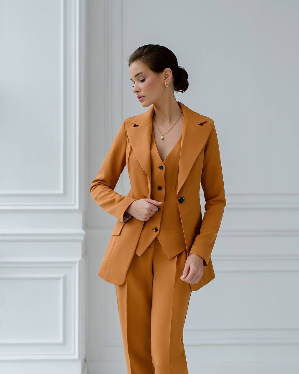 Dreiteiliger Anzug | Einreihiger Blazer + Oberteil + Hose