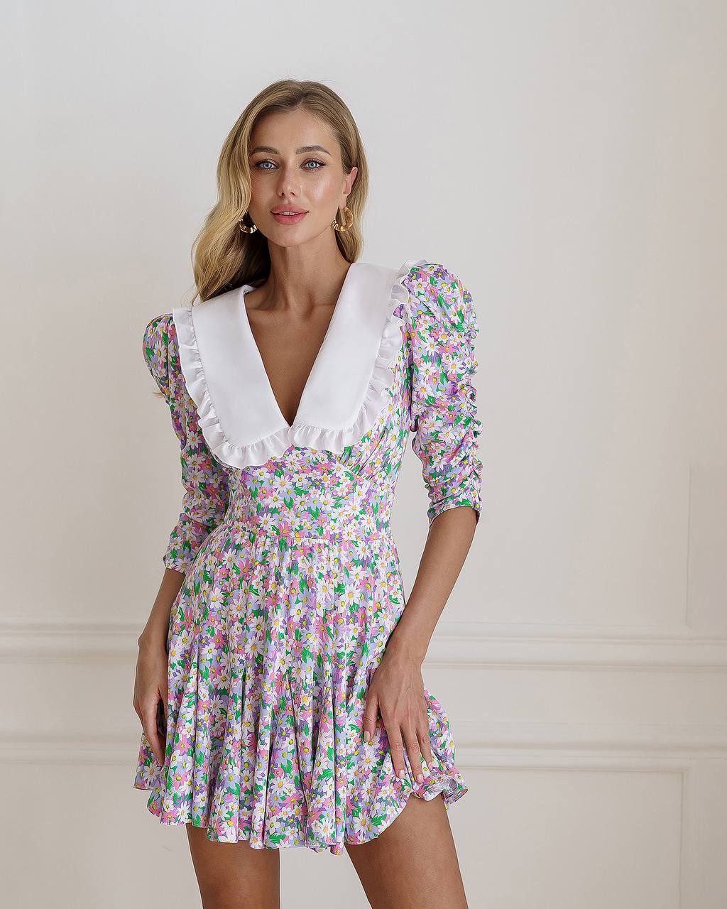 Geblümtes Minikleid mit breitem Rüschenkragen