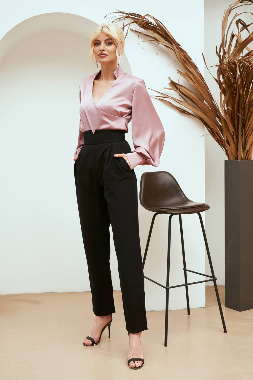 Puderfarbene Seidenbluse mit Manschetten