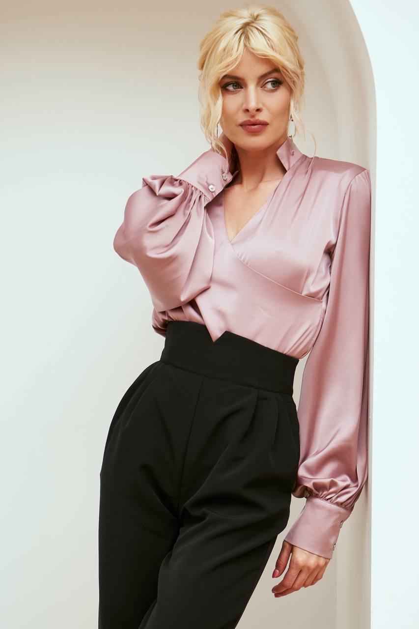 Puderfarbene Seidenbluse mit Manschetten