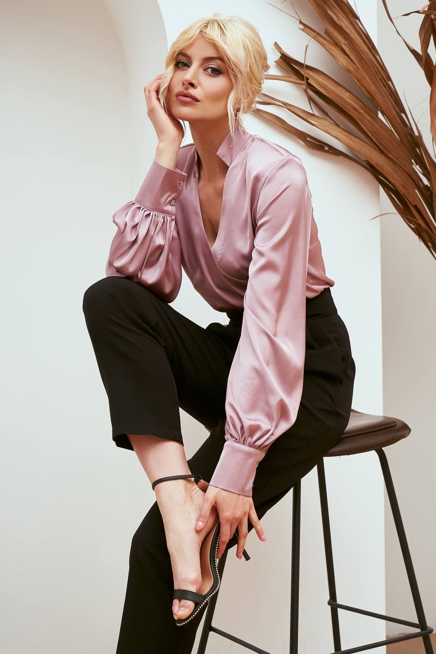 Puderfarbene Seidenbluse mit Manschetten