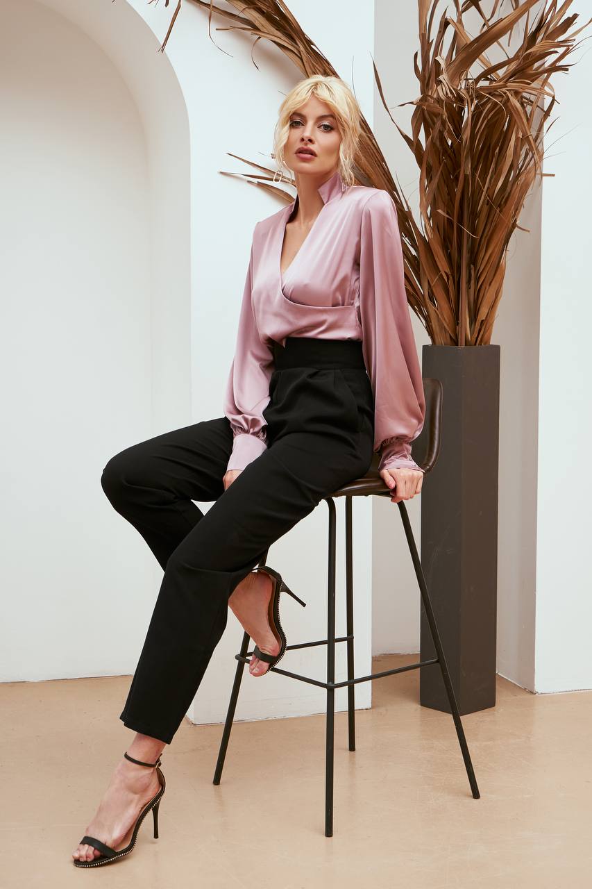 Puderfarbene Seidenbluse mit Manschetten