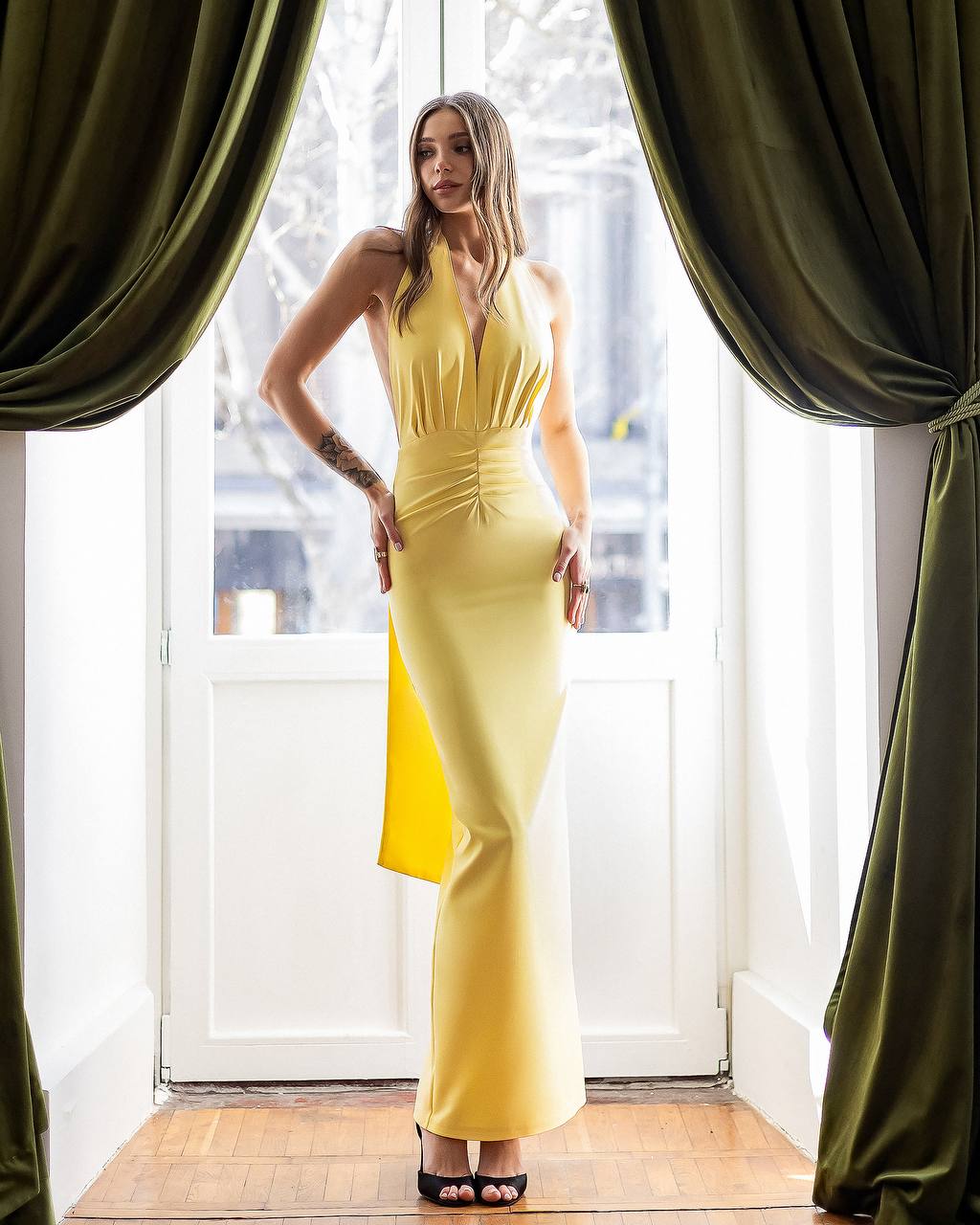 Elegant Halter Neck Maxi Dress with Draped Waist