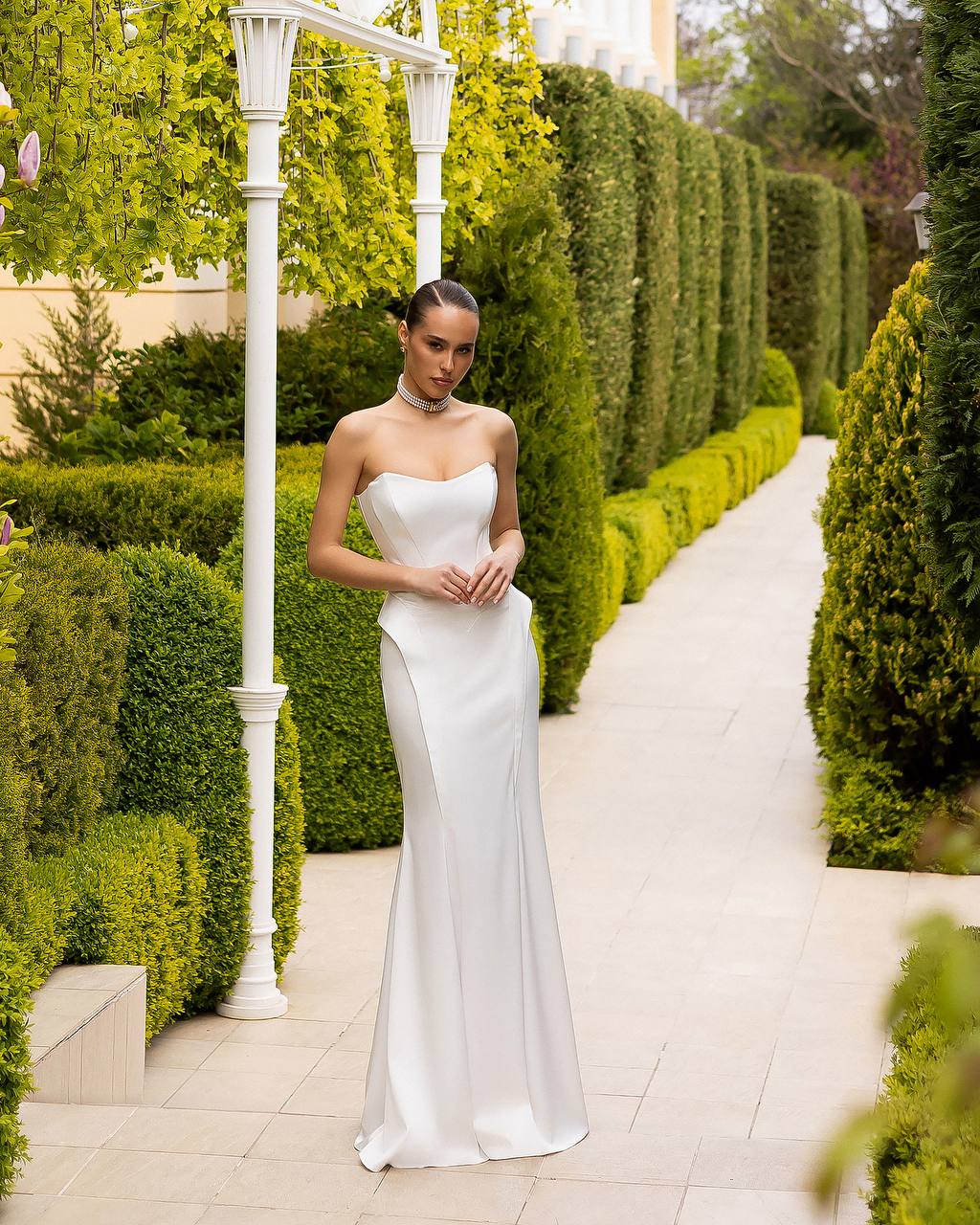 Cat-Eye Neckline Wedding Dress with Sculpted Hips