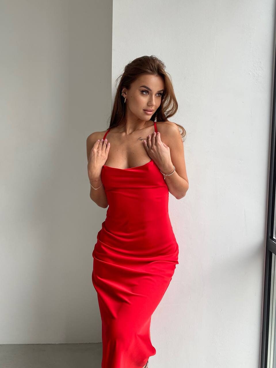 Rotes rückenfreies Unterkleid aus Seide
