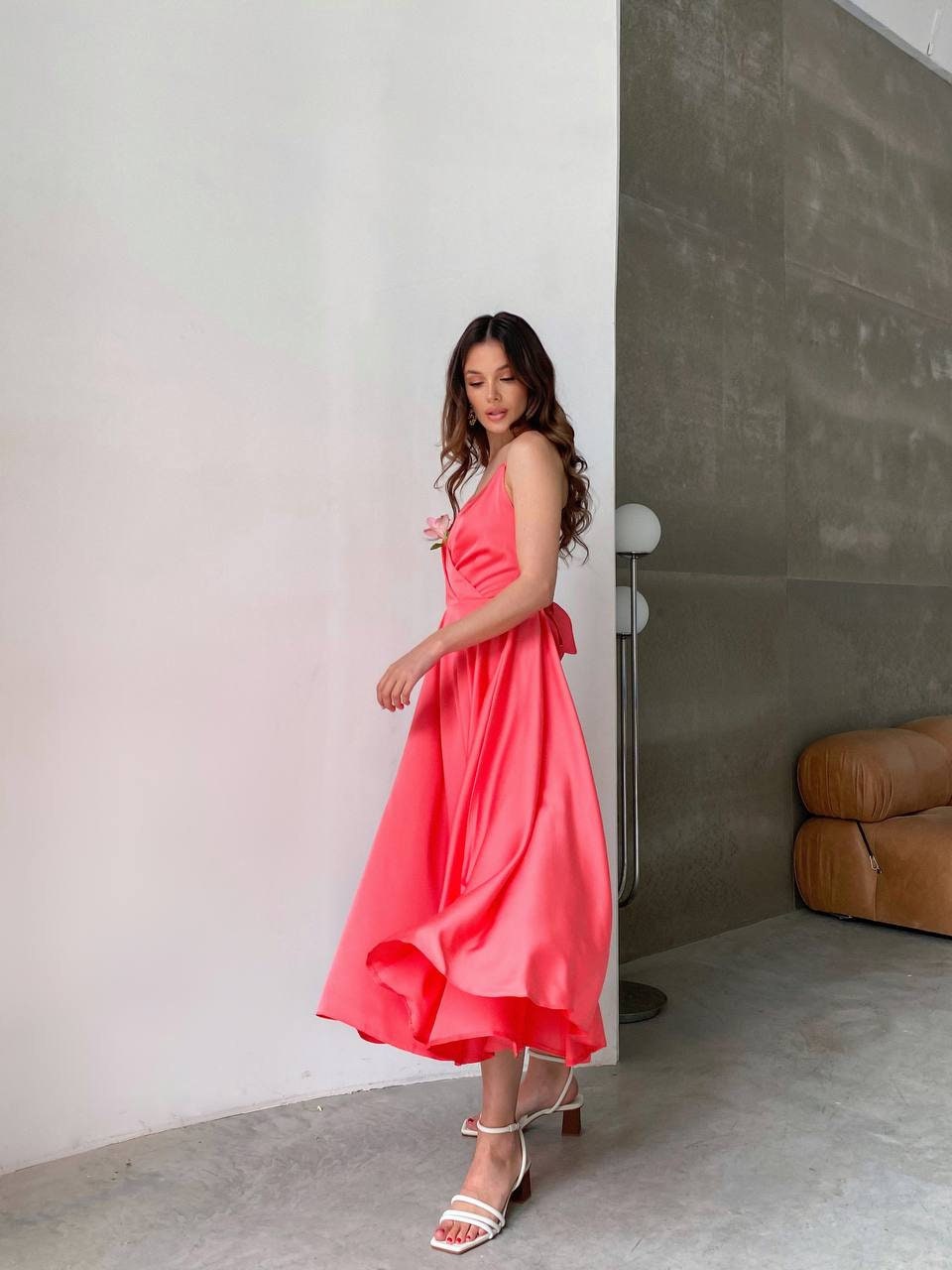 Korallenrotes Sommerkleid aus Seide in Midilänge