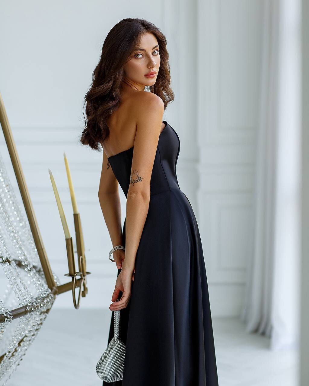 Schwarzes Midikleid mit Sweetheart-Korsett