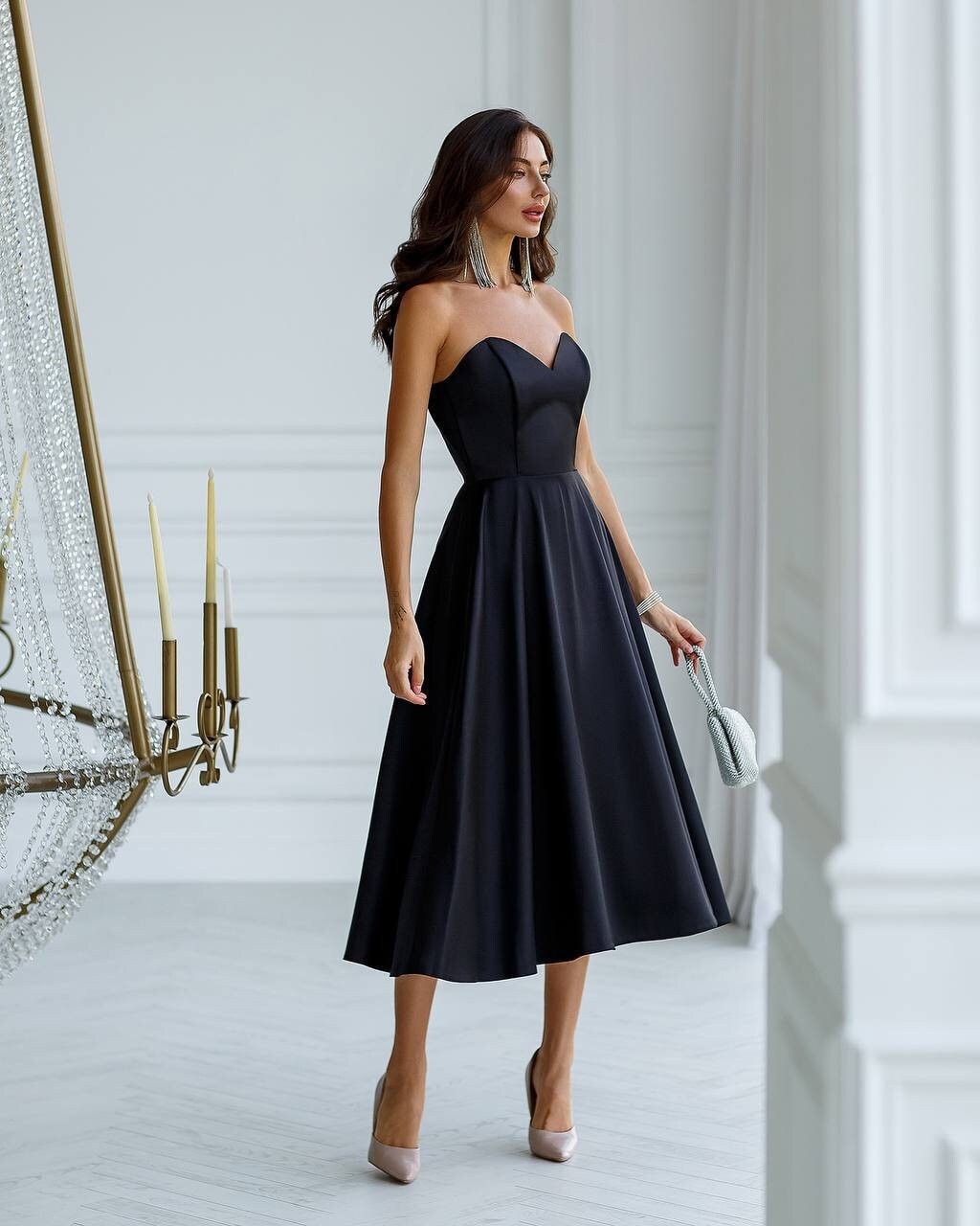 Schwarzes Midikleid mit Sweetheart-Korsett