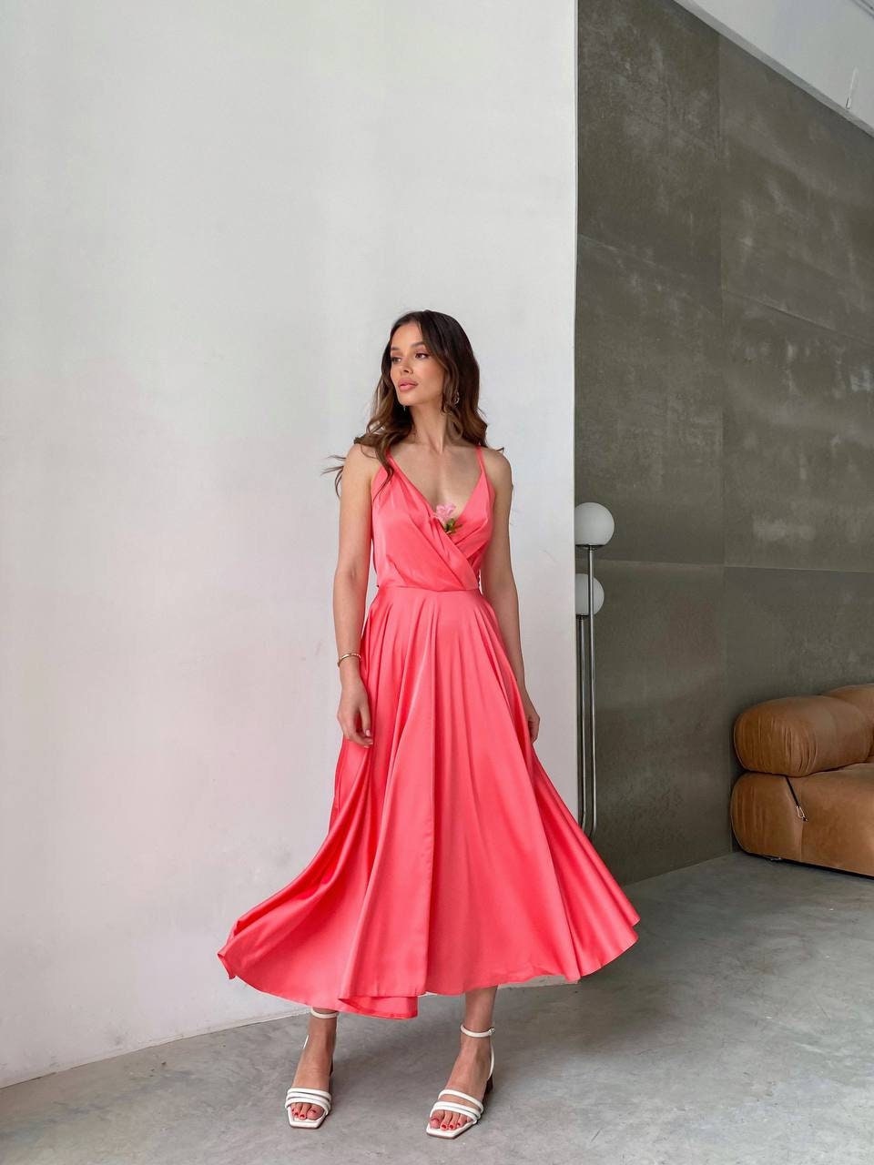 Korallenrotes Sommerkleid aus Seide in Midilänge