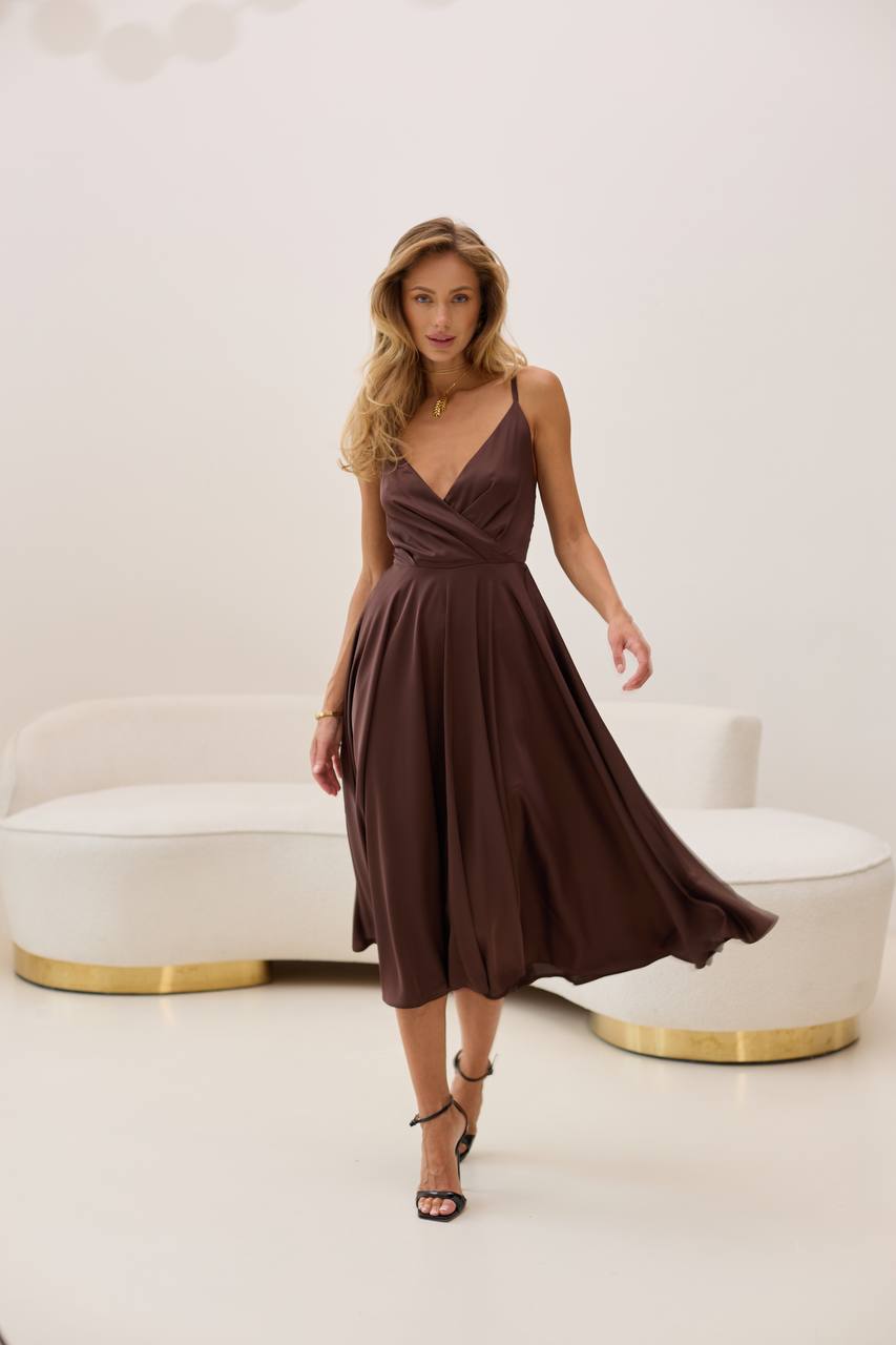 Schokoladenbraunes rückenfreies Seidenkleid