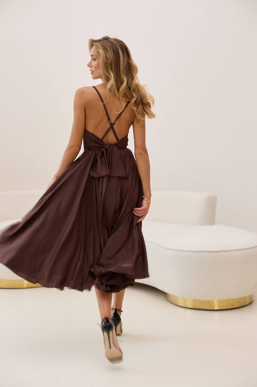 Schokoladenbraunes rückenfreies Seidenkleid