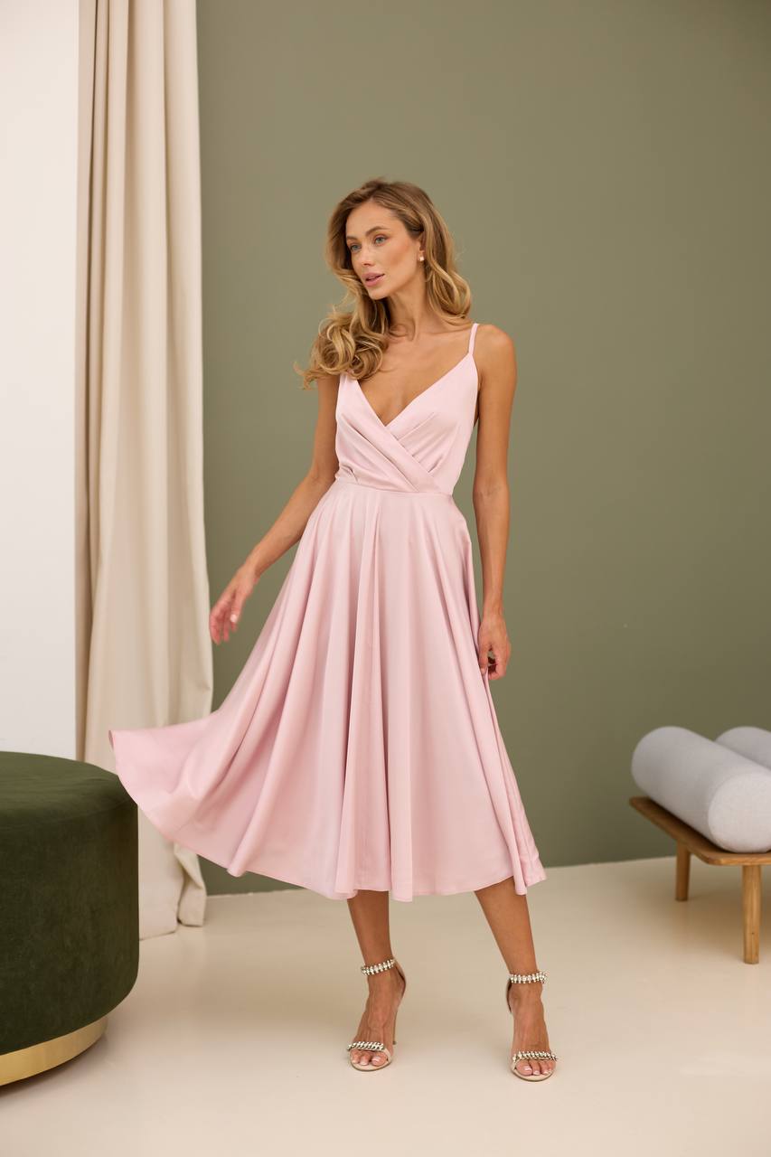 Schokoladenbraunes rückenfreies Seidenkleid