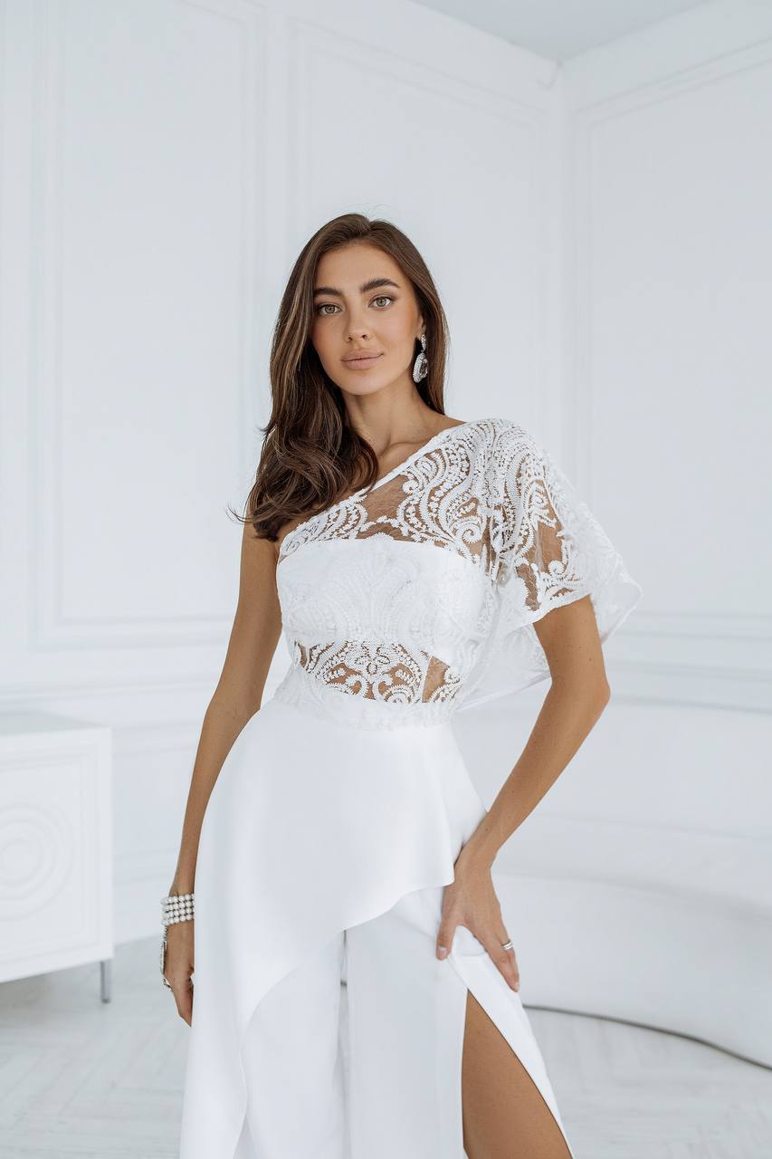 Spitzenumhang mit bauchfreiem Top + Hose mit weitem Bein und Schlitz