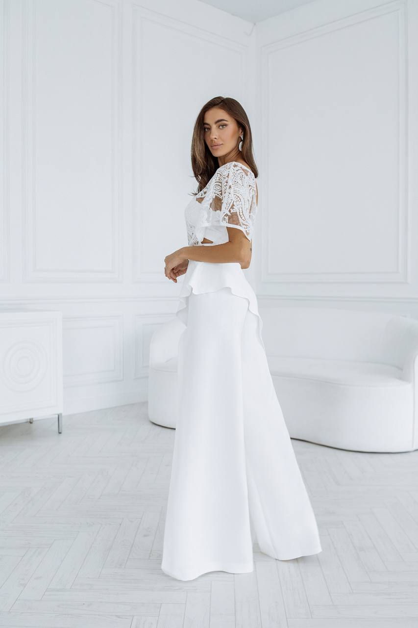 Spitzenumhang mit bauchfreiem Top + Hose mit weitem Bein und Schlitz