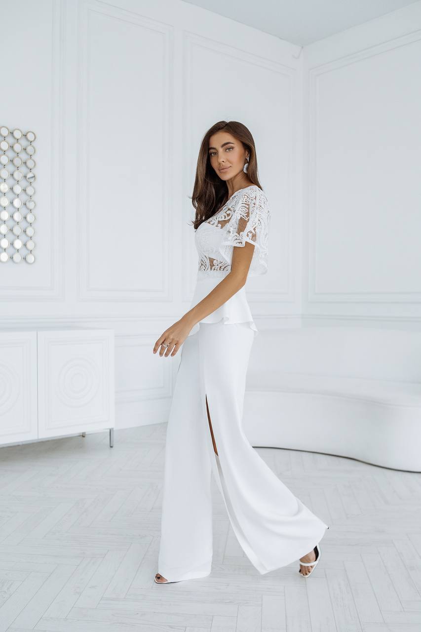 Spitzenumhang mit bauchfreiem Top + Hose mit weitem Bein und Schlitz
