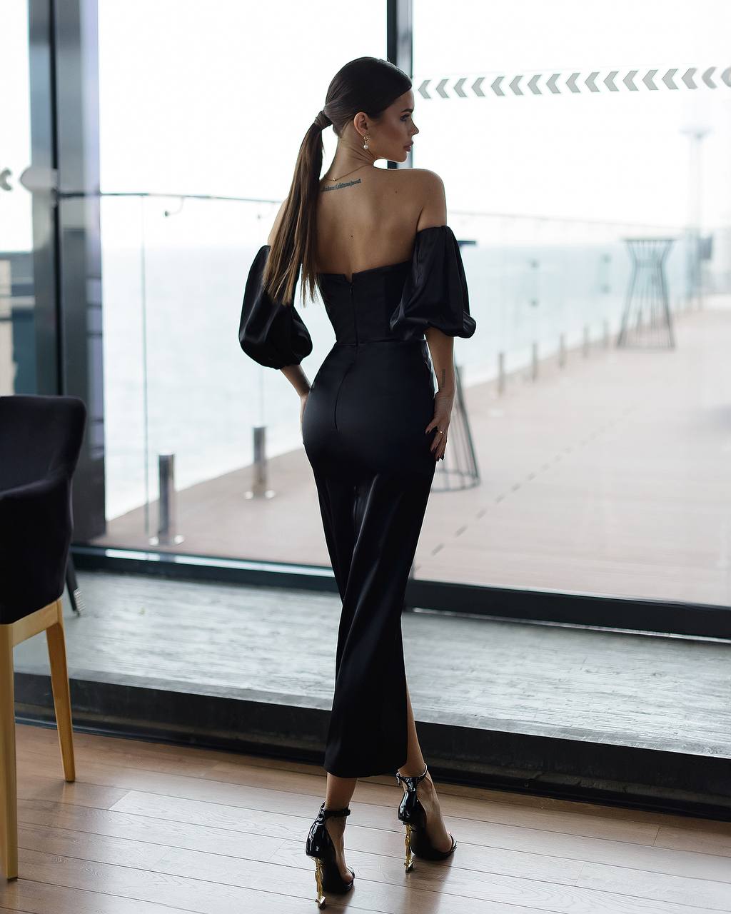 Schwarzes Korsett-Midikleid mit Puffärmeln