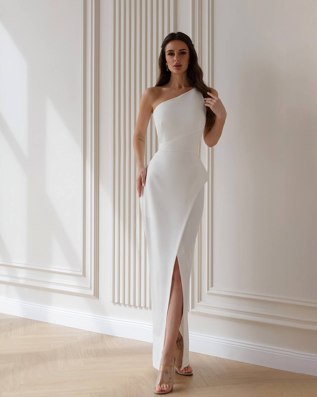 Weißes Brautkleid mit One-Shoulder-Träger