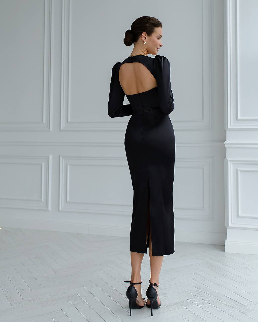 Elope – Weißes rückenfreies Midikleid
