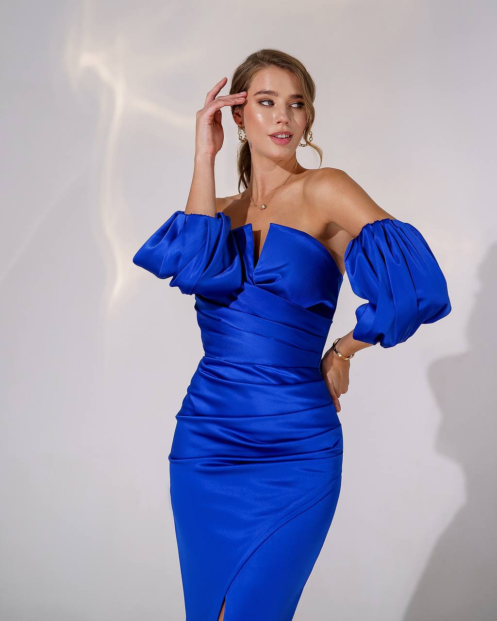 Schwarzes Korsett-Midikleid mit Puffärmeln