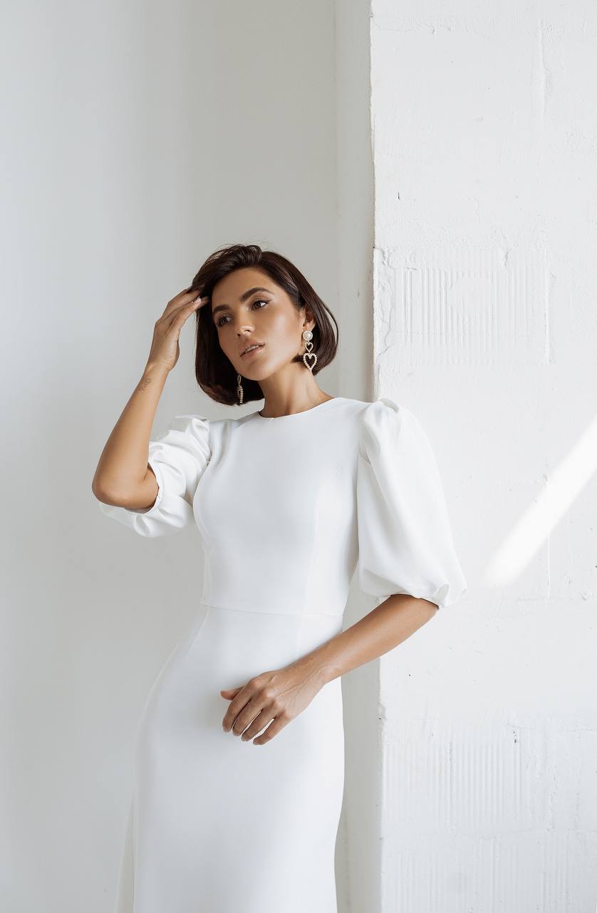 Elegantes rückenfreies Midikleid mit langen Puffärmeln