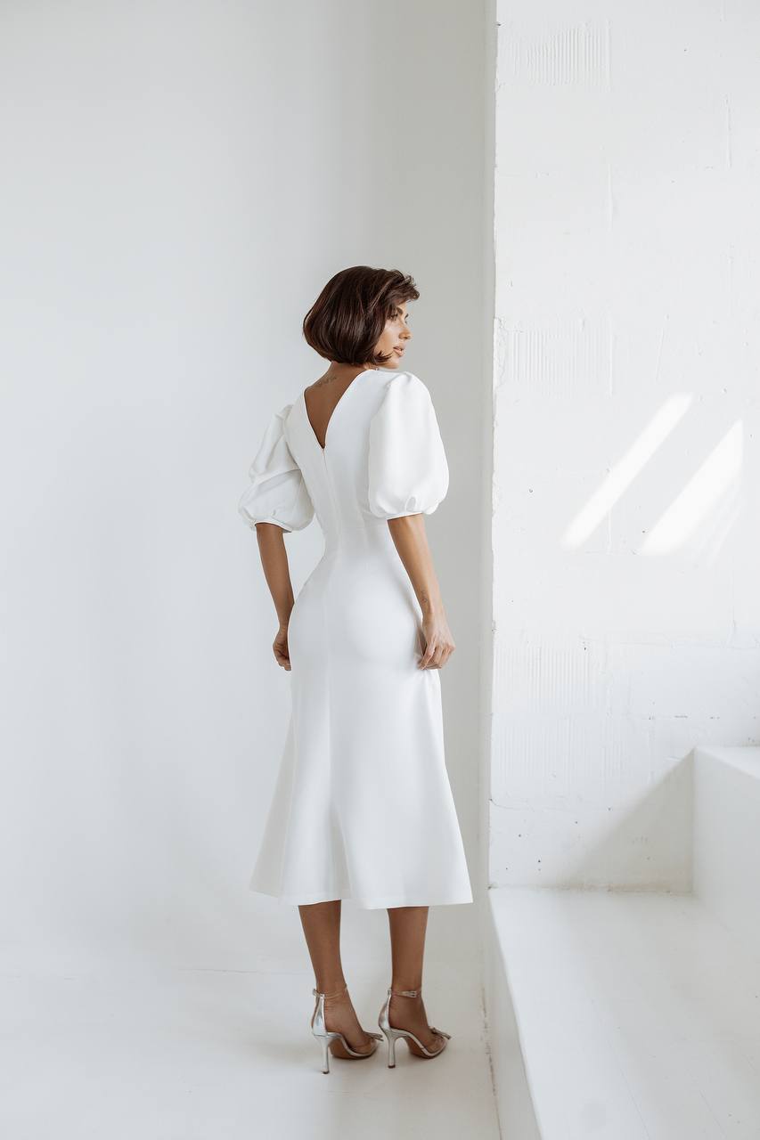 Elegantes rückenfreies Midikleid mit langen Puffärmeln