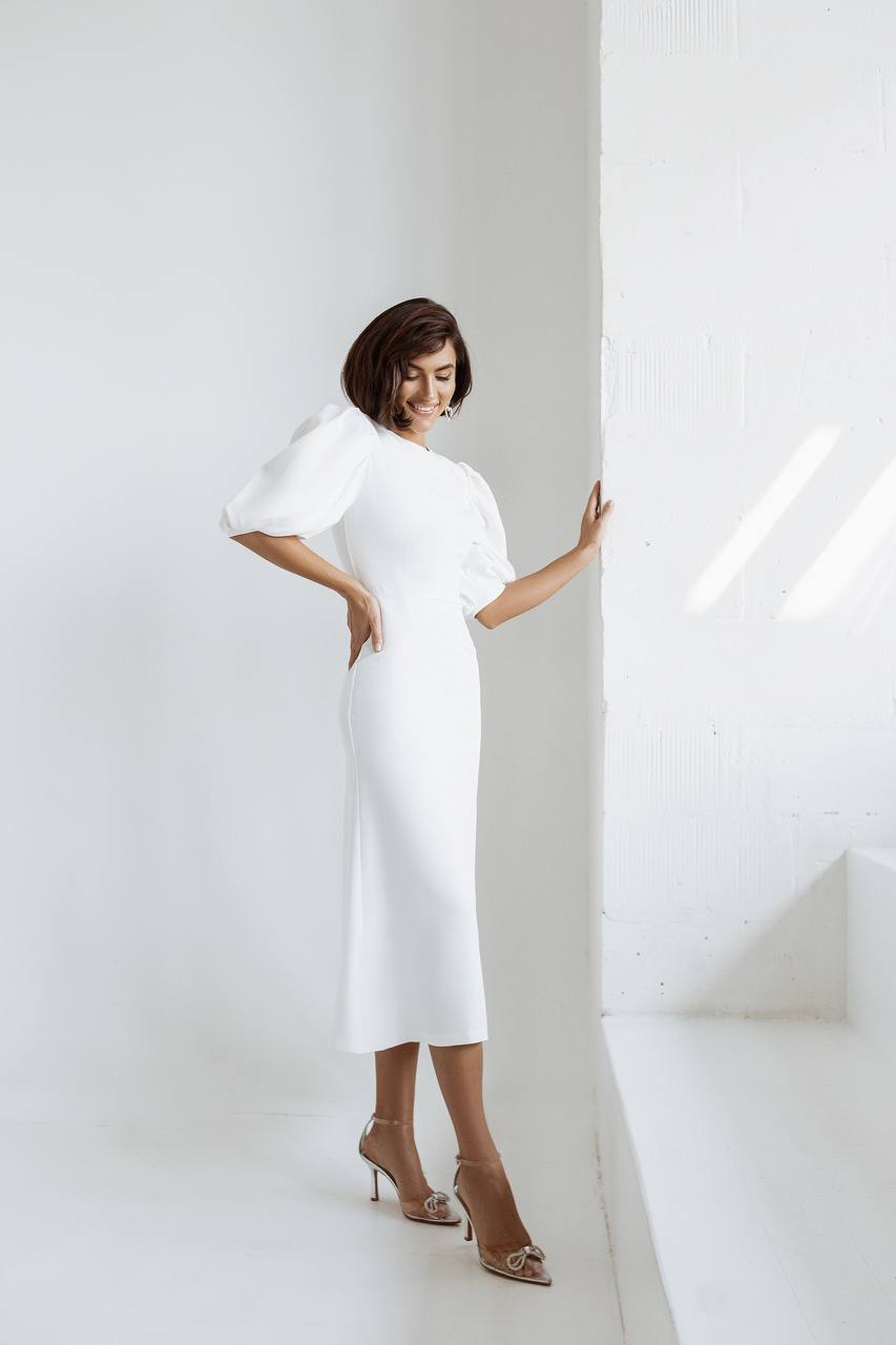 Elegantes rückenfreies Midikleid mit langen Puffärmeln