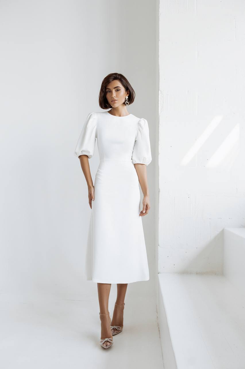 Elegantes rückenfreies Midikleid mit langen Puffärmeln