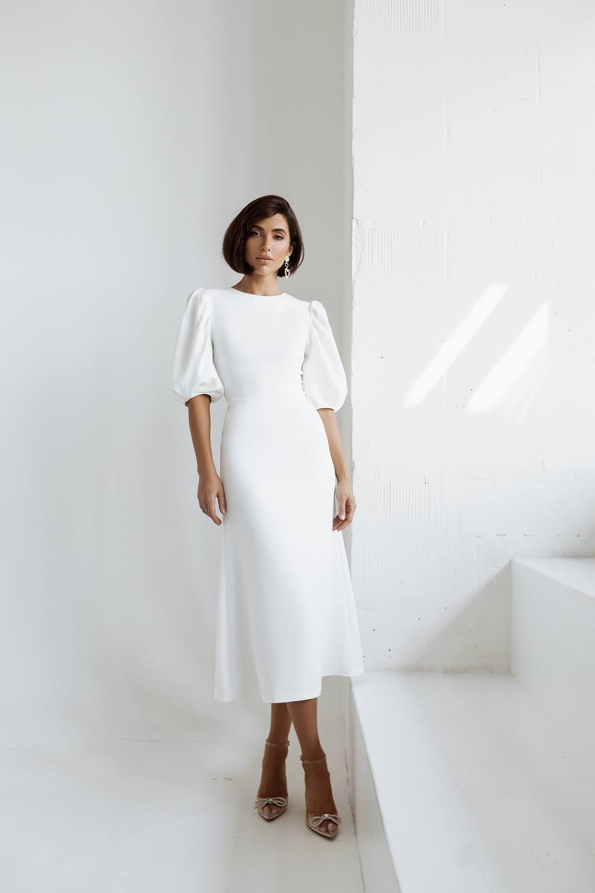 Elegantes rückenfreies Midikleid mit langen Puffärmeln