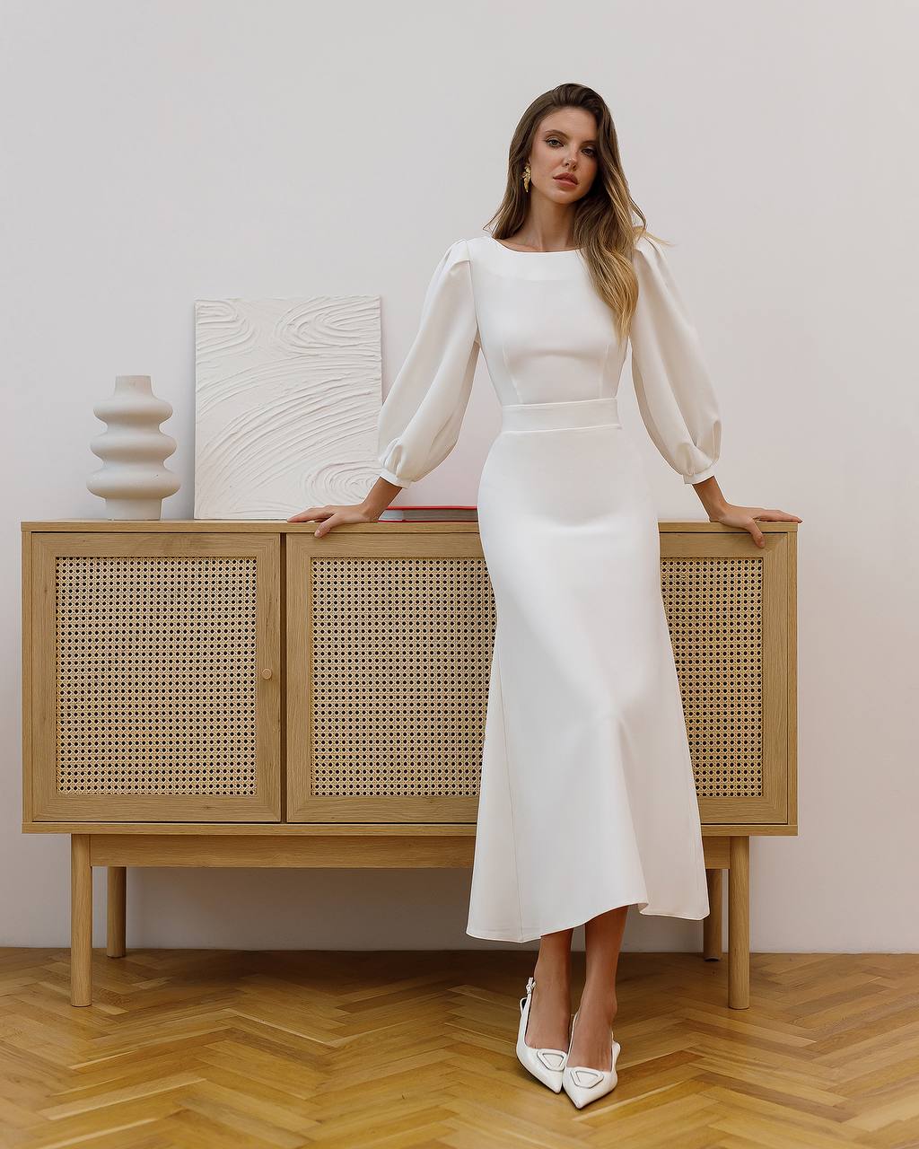 Elegantes rückenfreies Midikleid mit langen Puffärmeln