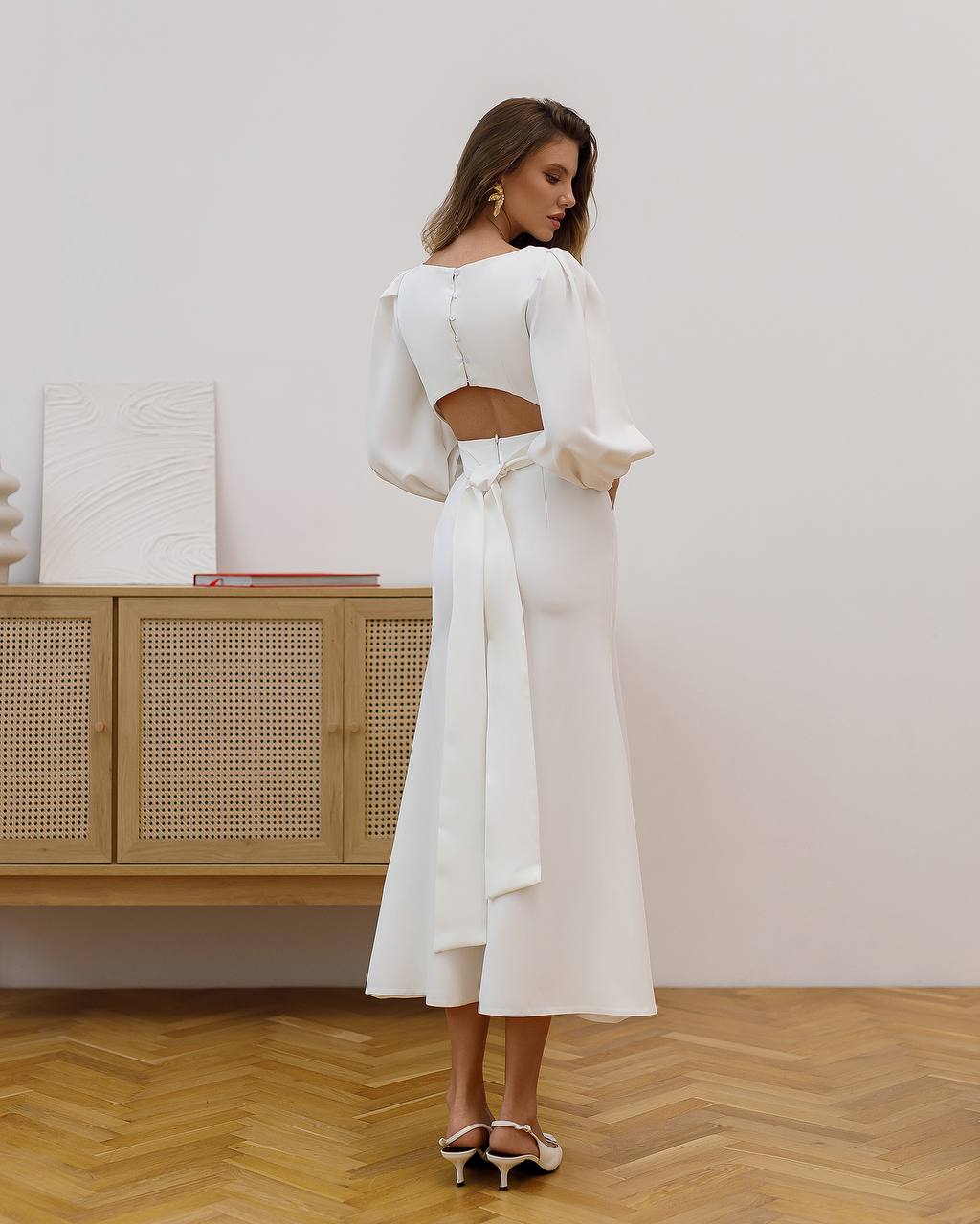 Elegantes rückenfreies Midikleid mit langen Puffärmeln