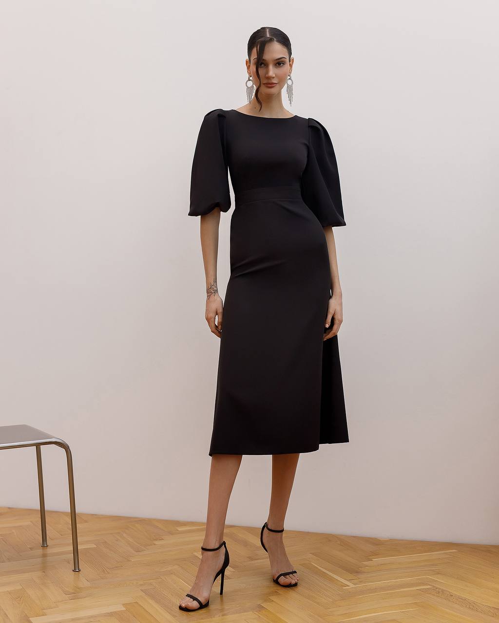 Elegantes rückenfreies Midikleid mit langen Puffärmeln