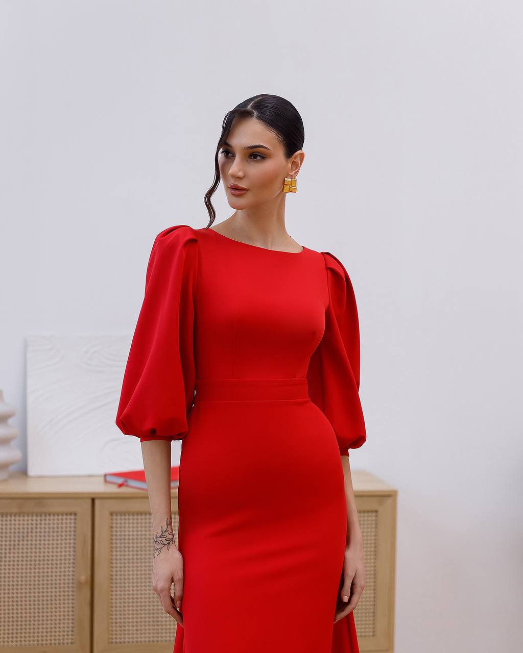 Elegantes rückenfreies Midikleid mit langen Puffärmeln
