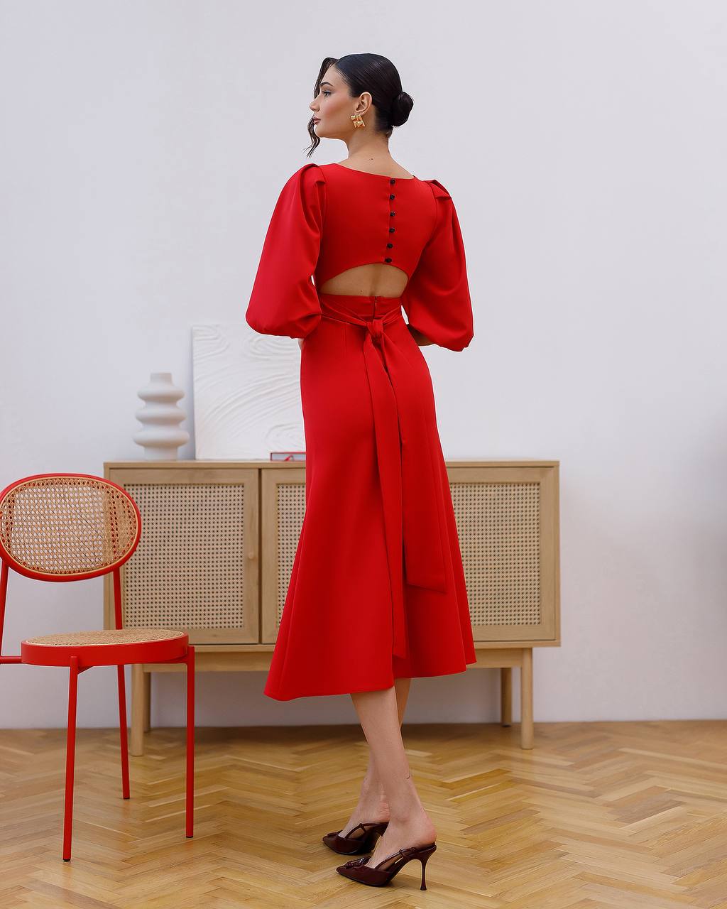 Elegantes rückenfreies Midikleid mit langen Puffärmeln