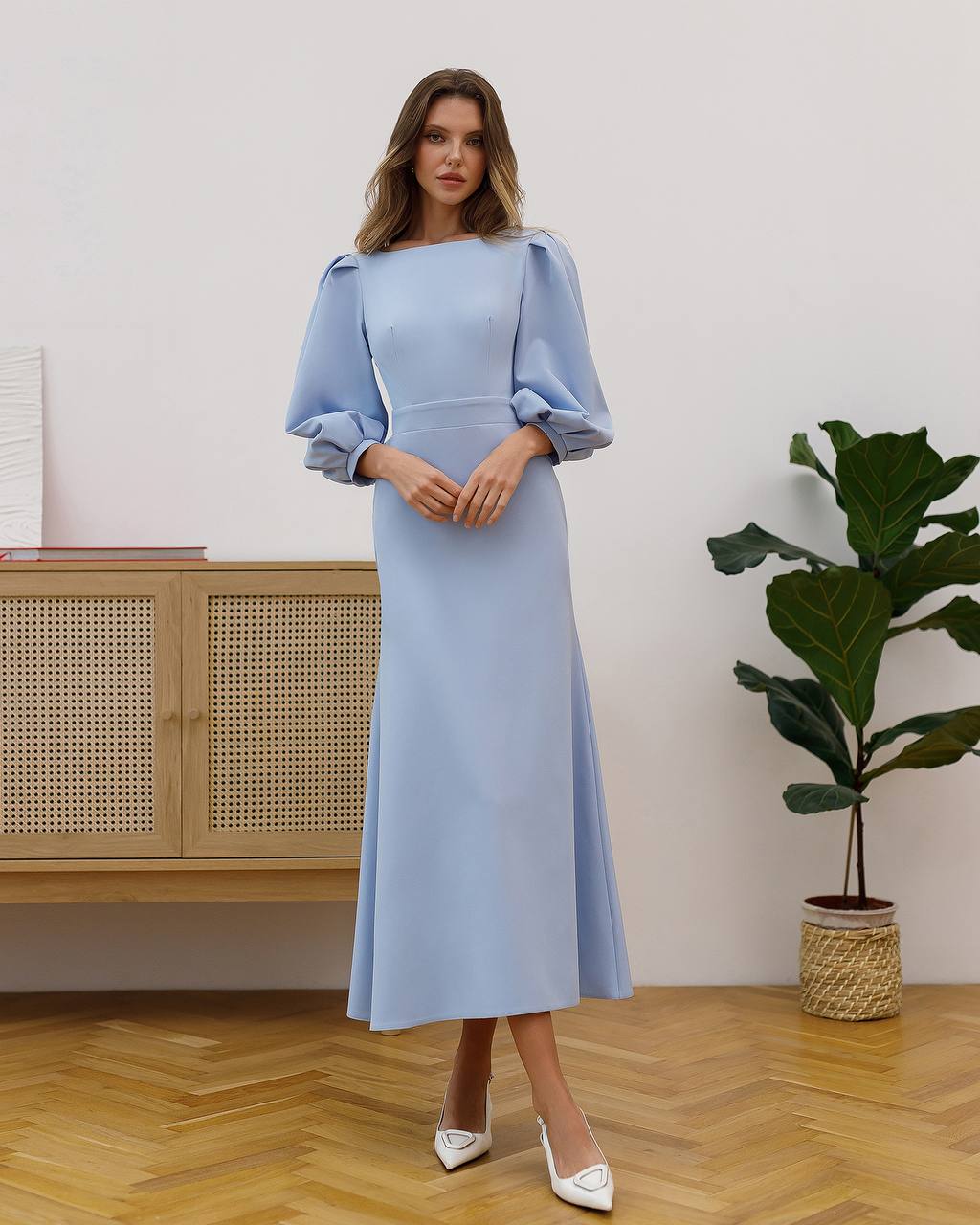 Elegantes rückenfreies Midikleid mit langen Puffärmeln