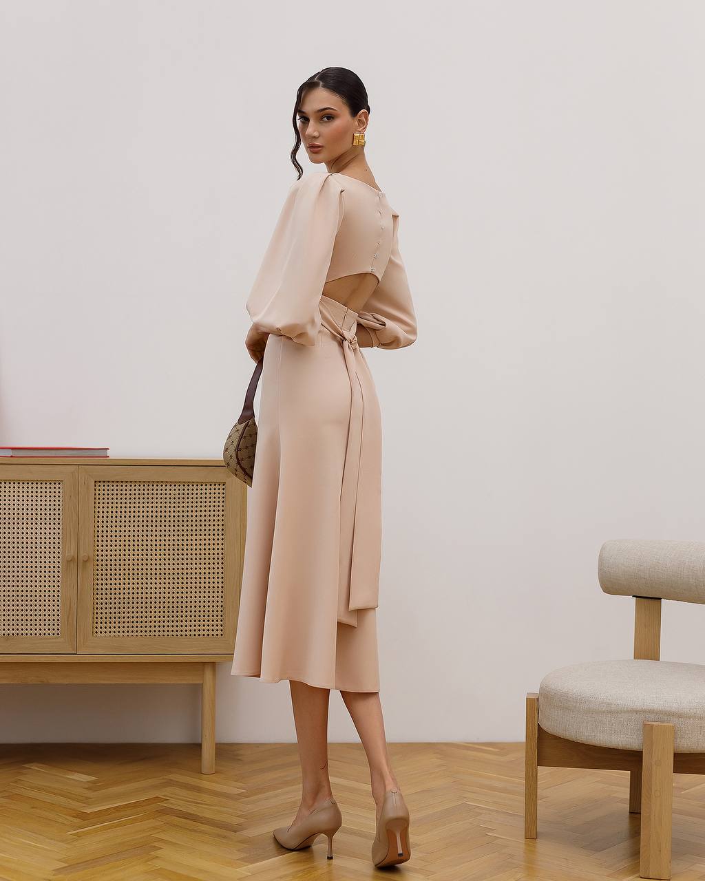 Elegantes rückenfreies Midikleid mit langen Puffärmeln