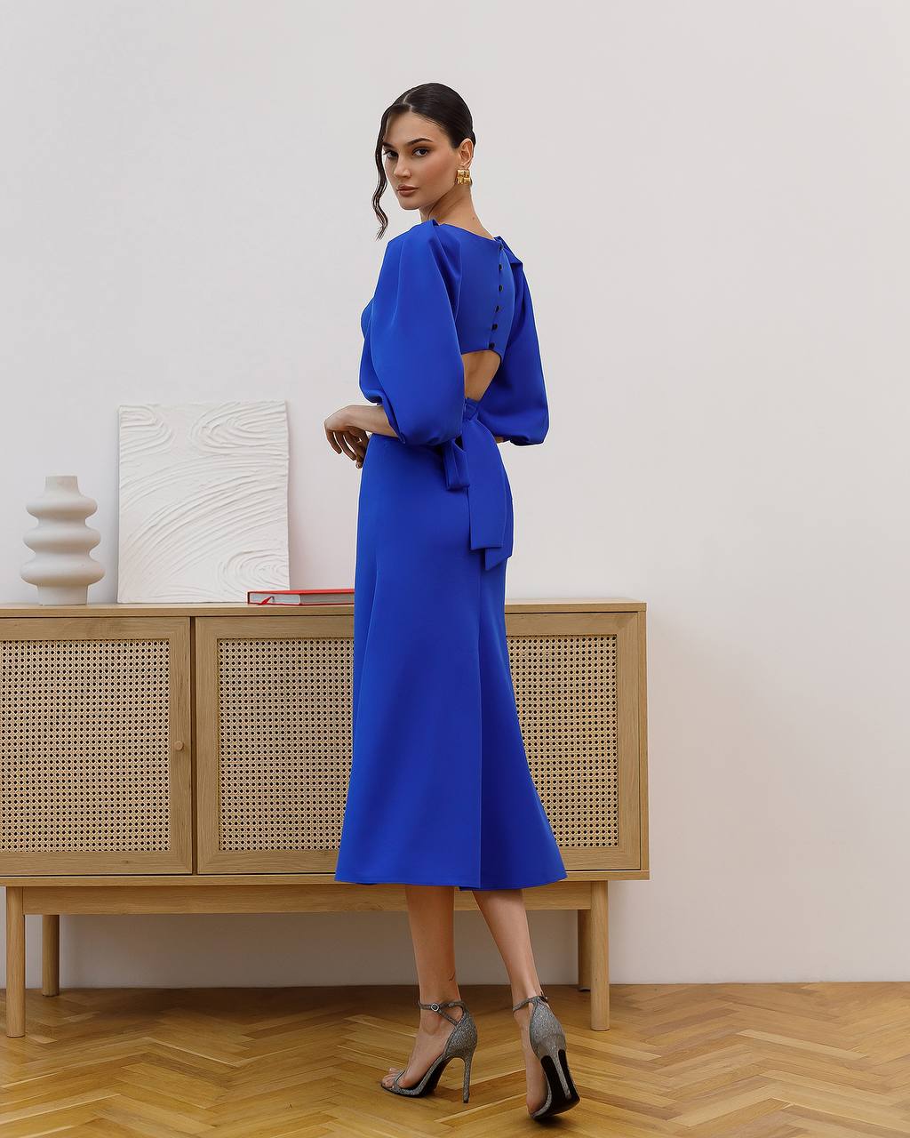 Elegantes rückenfreies Midikleid mit langen Puffärmeln