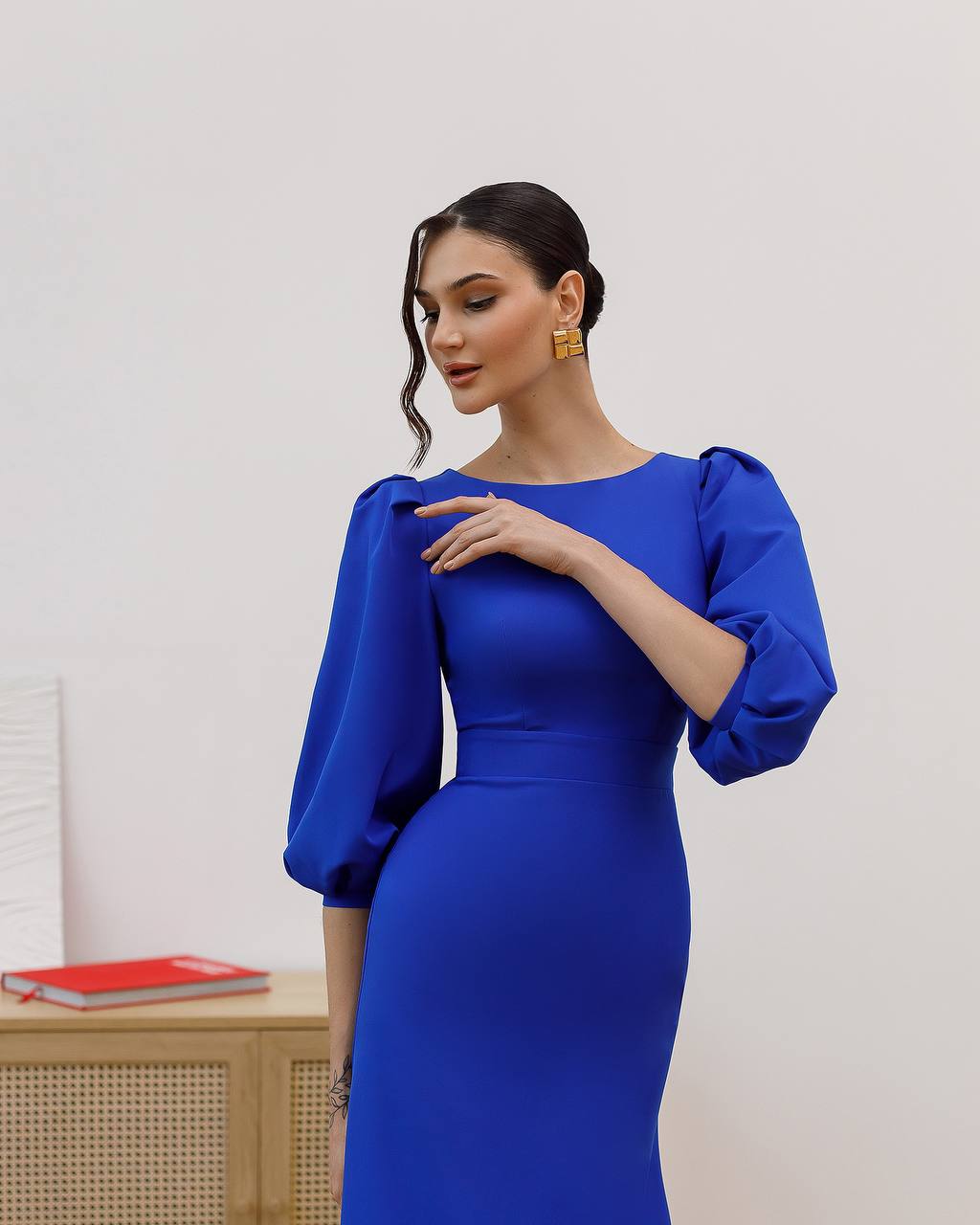 Elegantes rückenfreies Midikleid mit langen Puffärmeln
