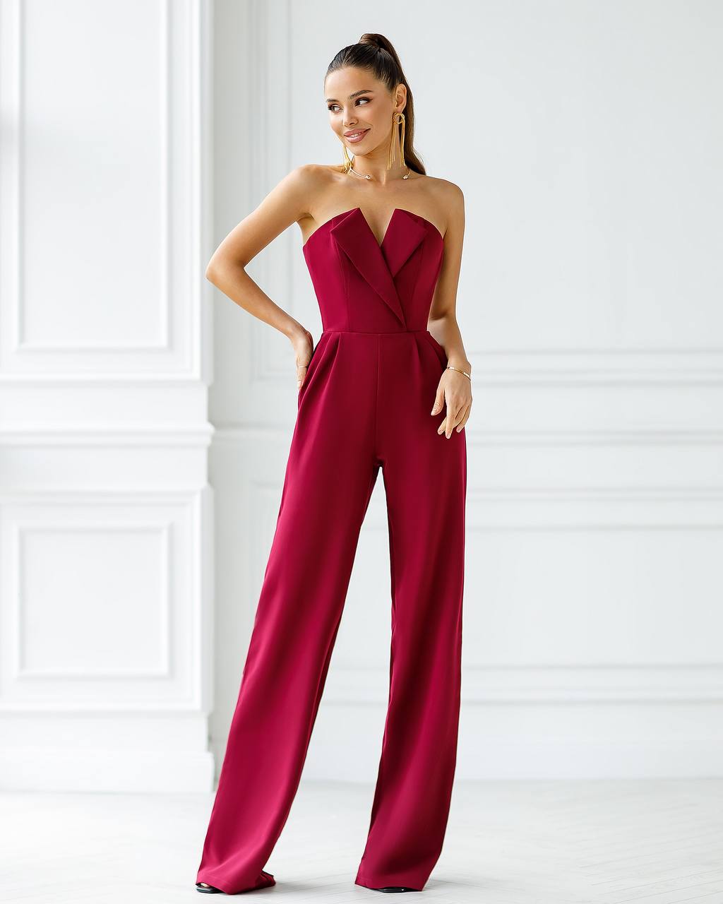 Ärmelloser Jumpsuit mit Korsett-V-Ausschnitt