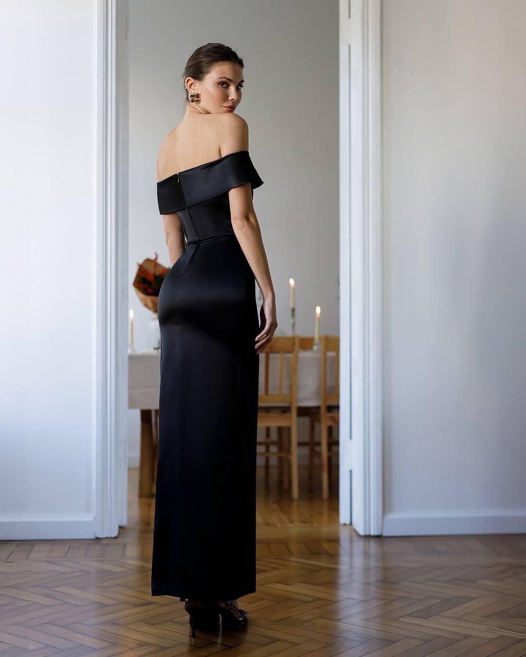 Schulterfreies, schwarzes Maxikleid